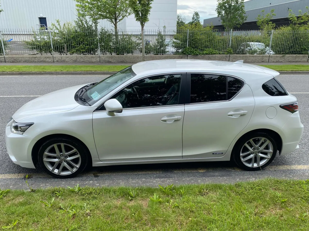 Lexus CT 2015 HIGH SPEC IN WHITE - Image 4