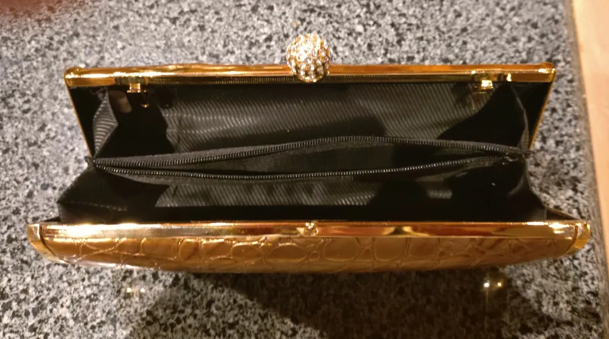 MORE LADIES HANDBAGS (USED). - Image 2