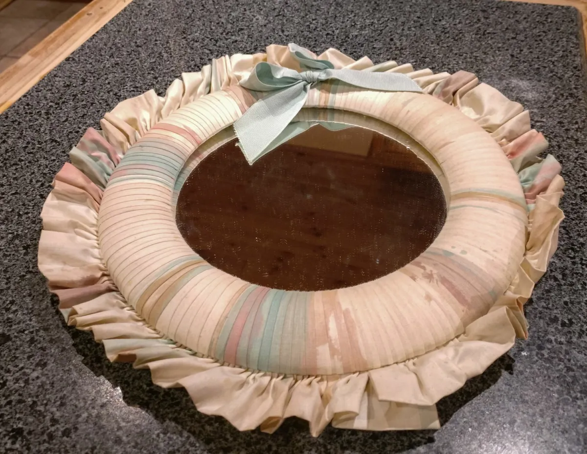 FANCY ROUND CLOTH MIRROR (USED). - Image 1