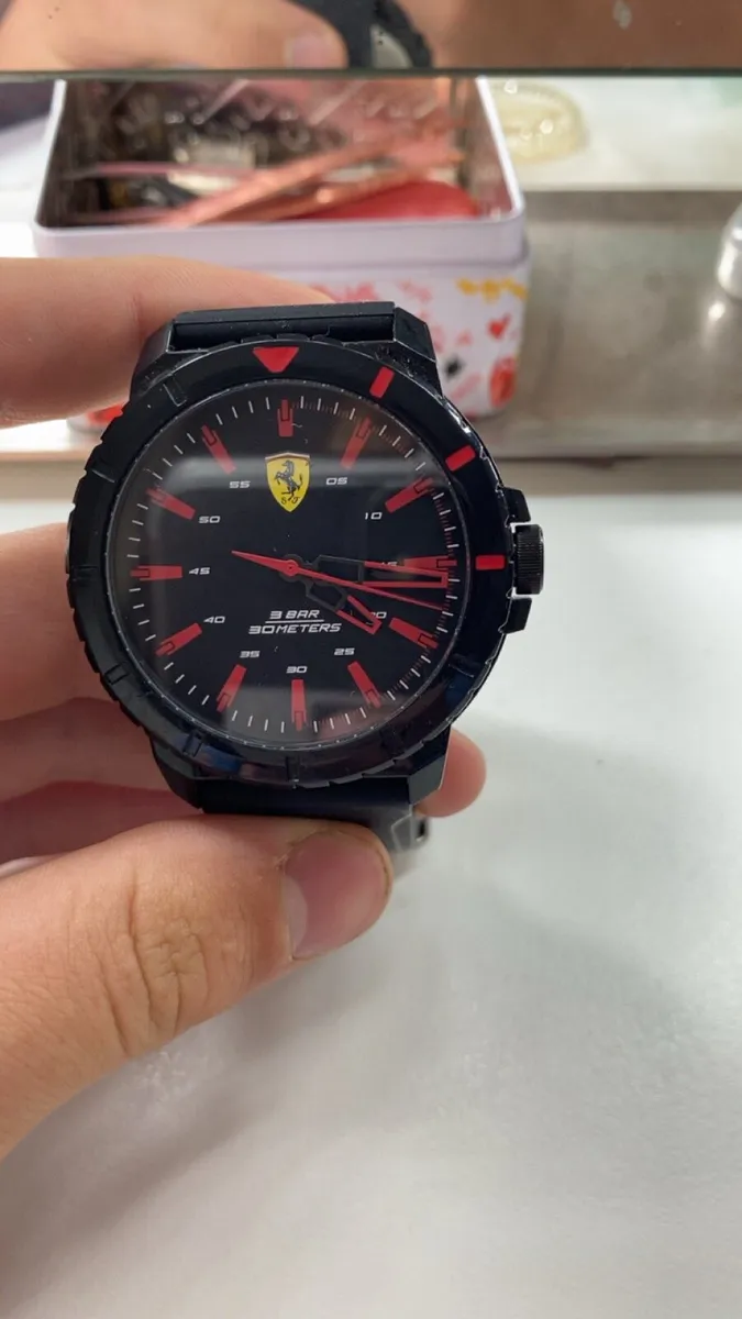 Black and red Ferrari watch - Image 3