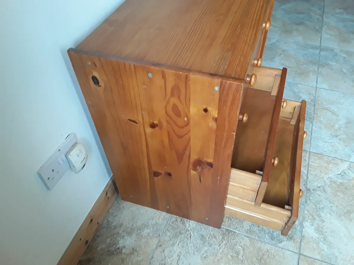 Very heavy solid pine bedroom unit plenty of stora - Image 4