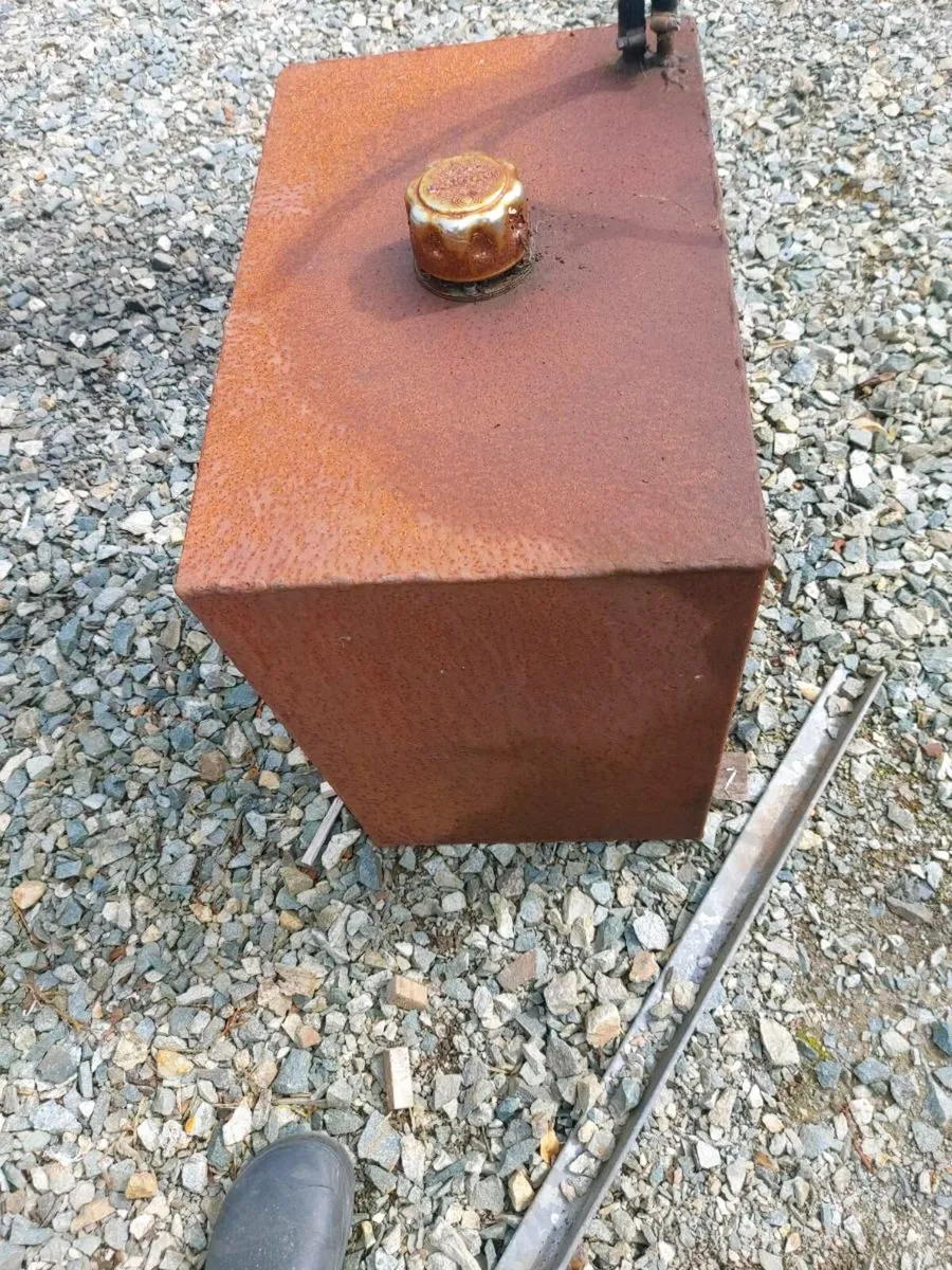 Oil tank - Image 2