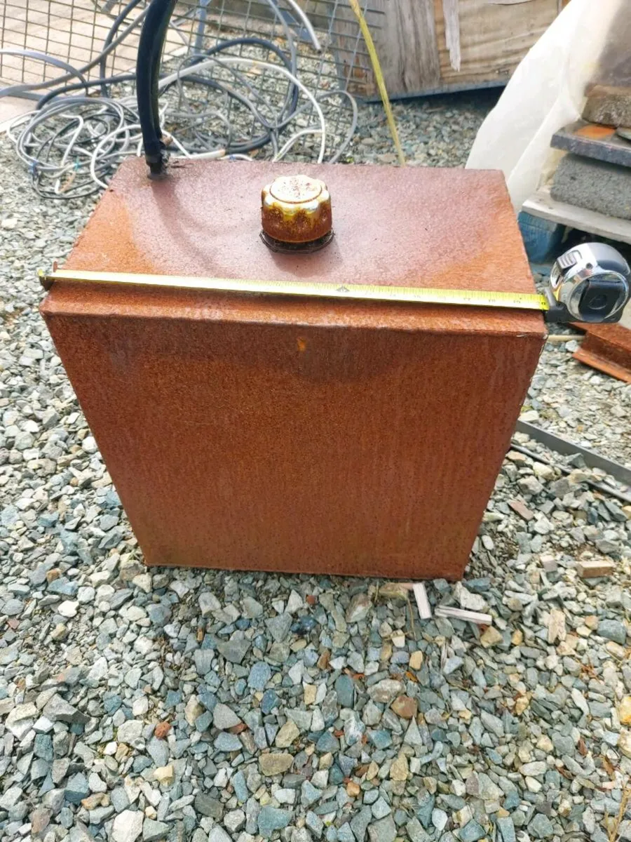Oil tank - Image 1