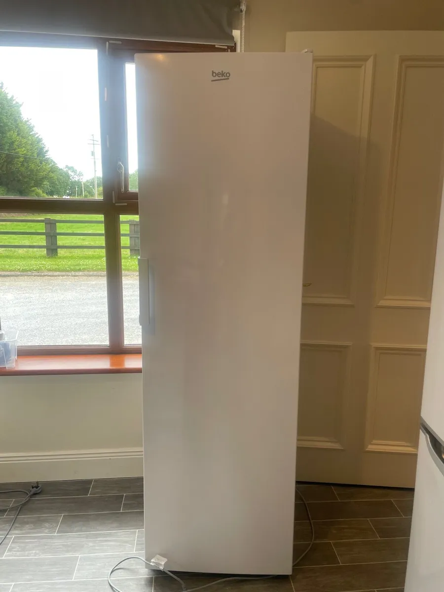 Free standing larder fridge - Image 4