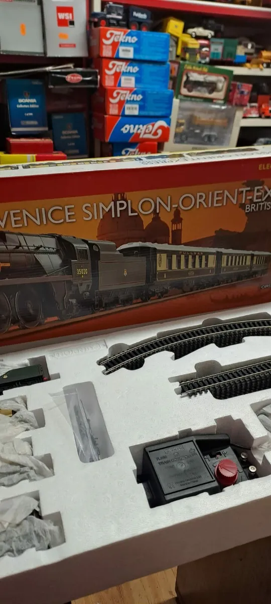 Hornby OO Gauge Orient Express Train Set - Image 2