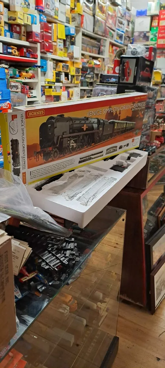 Hornby OO Gauge Orient Express Train Set - Image 3