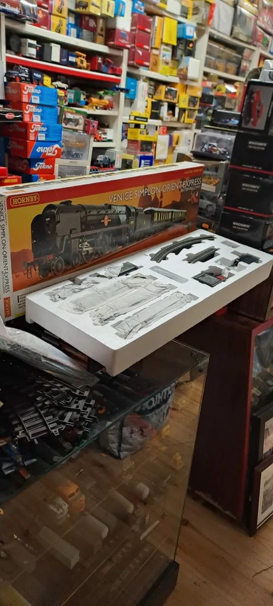 Hornby OO Gauge Orient Express Train Set - Image 1