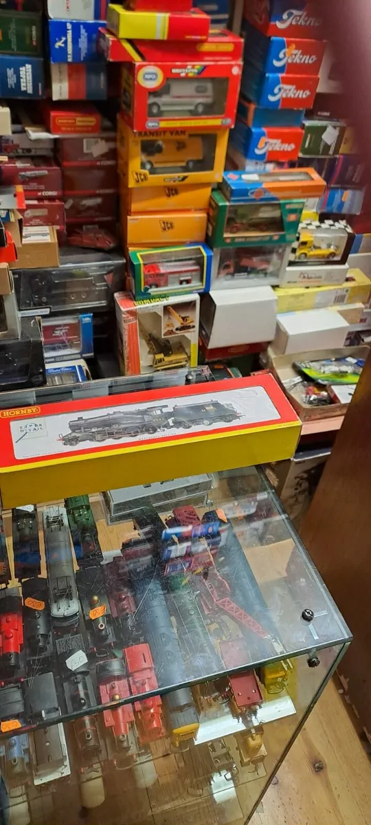 Hornby OO Gauge LMS 8F Steam Engine - Image 4