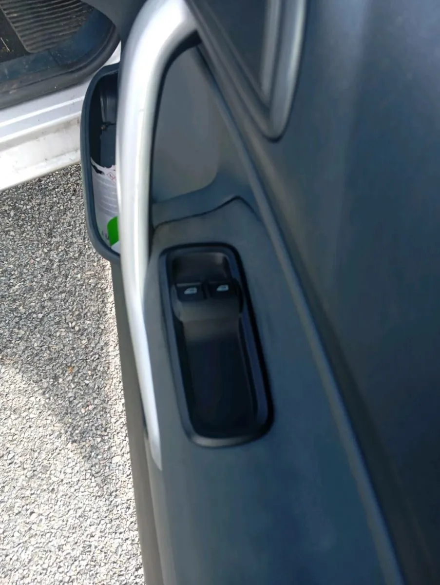 2010 Ford Fiesta - Image 2