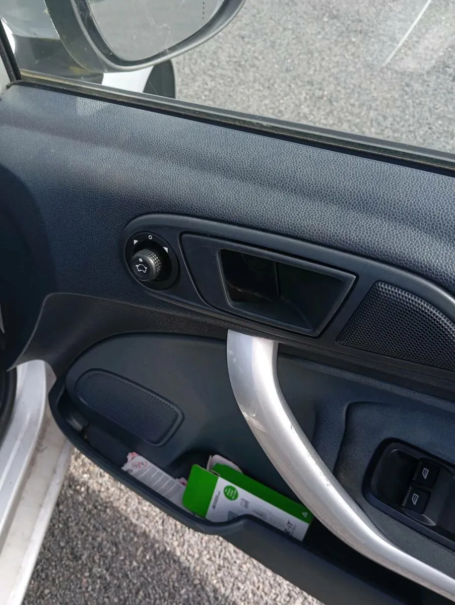 2010 Ford Fiesta - Image 3