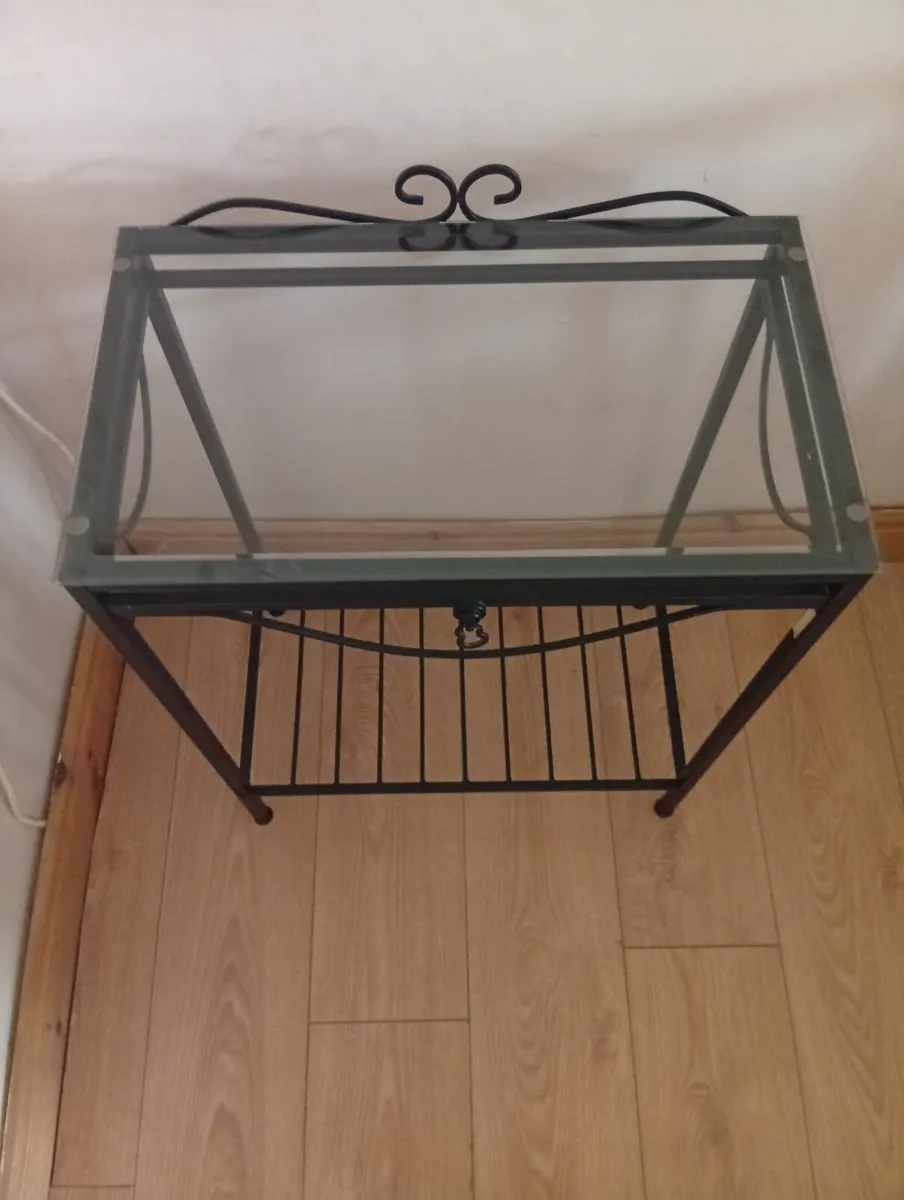 Hall Quality Modern table with glass top - Image 2