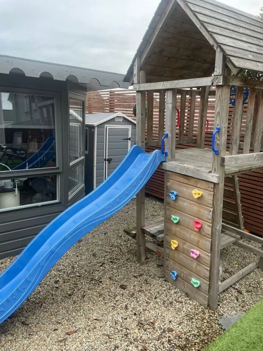 Tree house with slide - Image 1