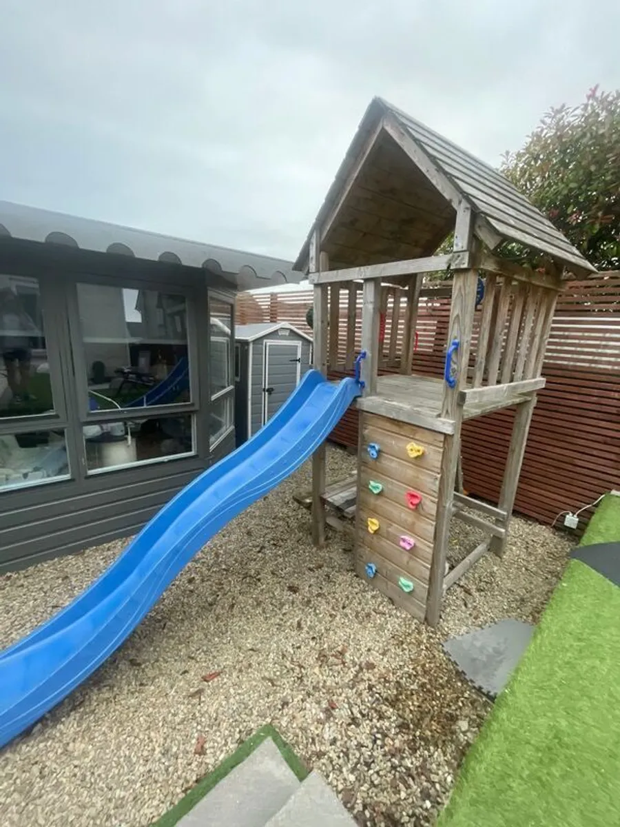 Tree house with slide - Image 2