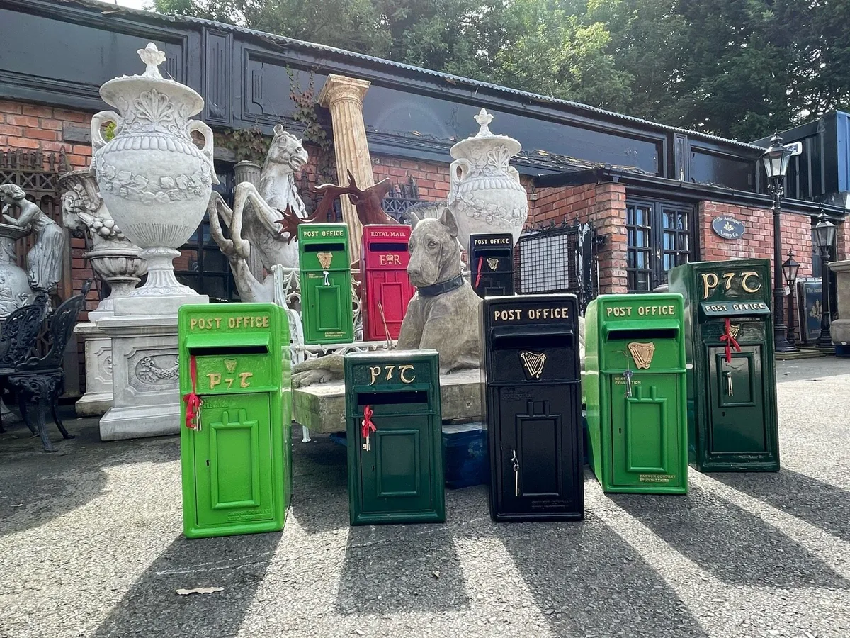 Postbox building into the wall - Image 1