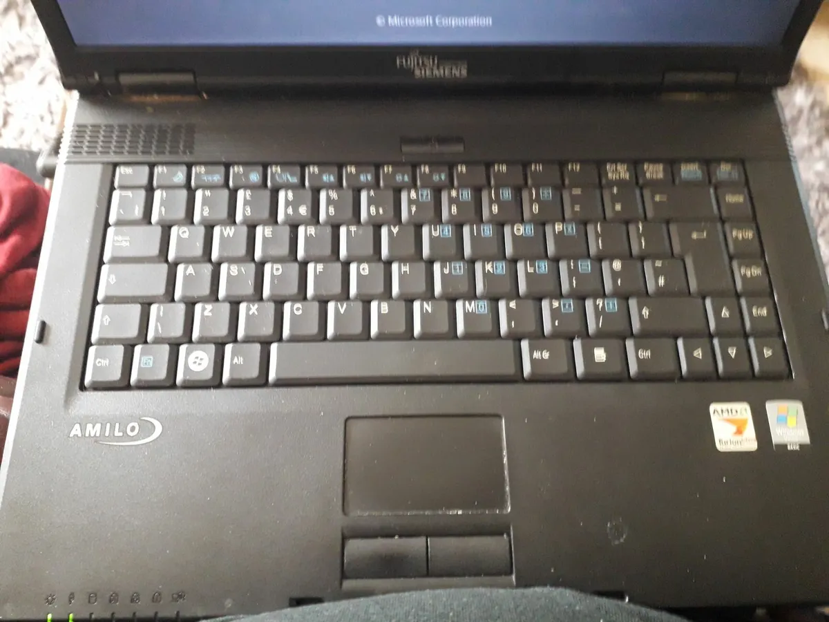 Fujitsu Siemens windows 7  laptop - Image 4