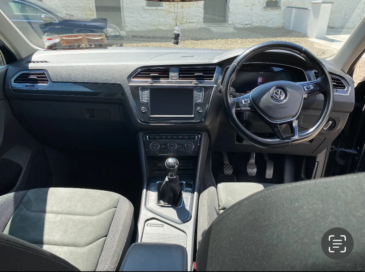 Volkswagen Tiguan 2017 - Image 2