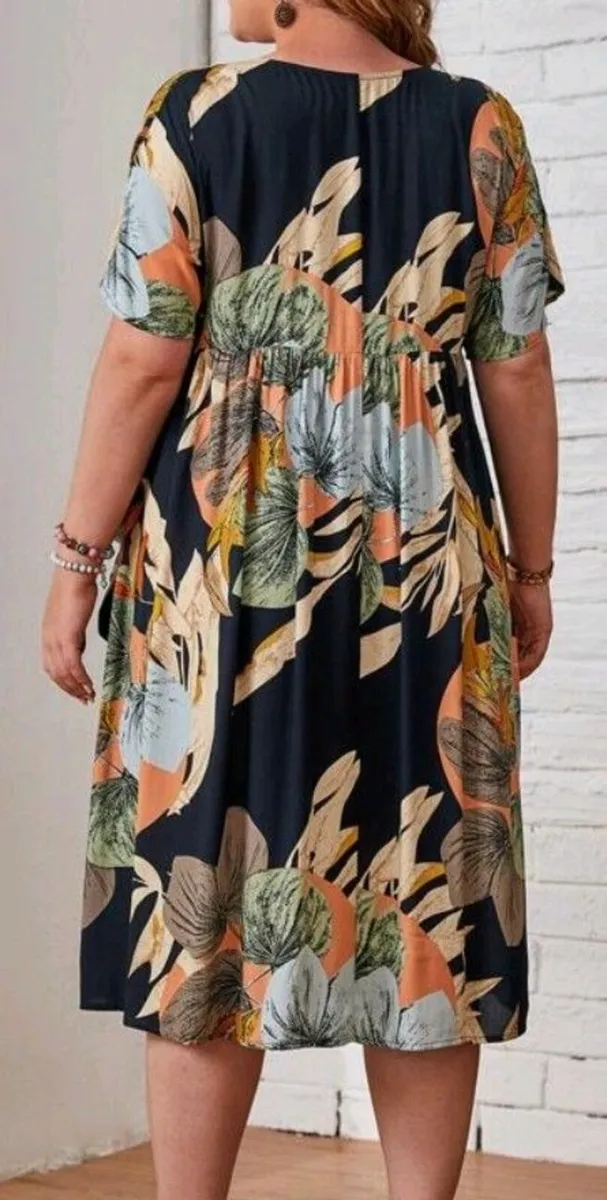 3 LADIES PLUS SIZE SUMMER DRESSES, size 24-26. - Image 2