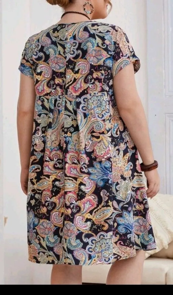 3 LADIES PLUS SIZE SUMMER DRESSES, size 24-26. - Image 3