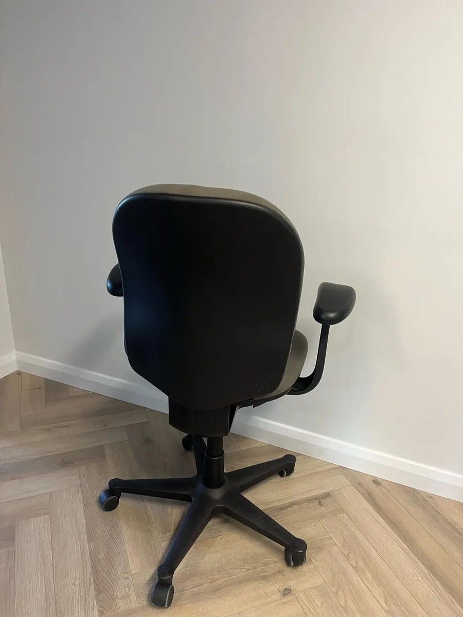 Office Chairs - Image 3