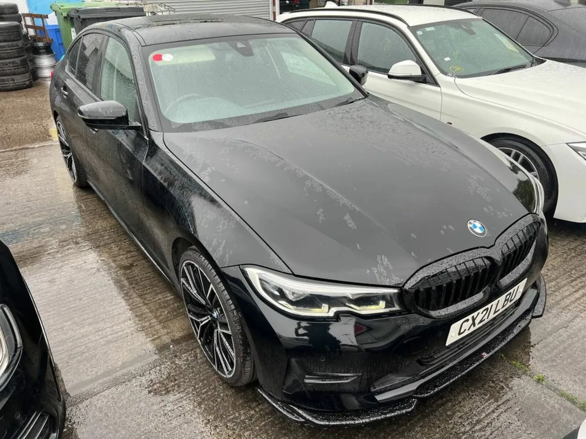 BMW 3-Series 330e PRO 2.0 HYBRID // M PERFORMANCE