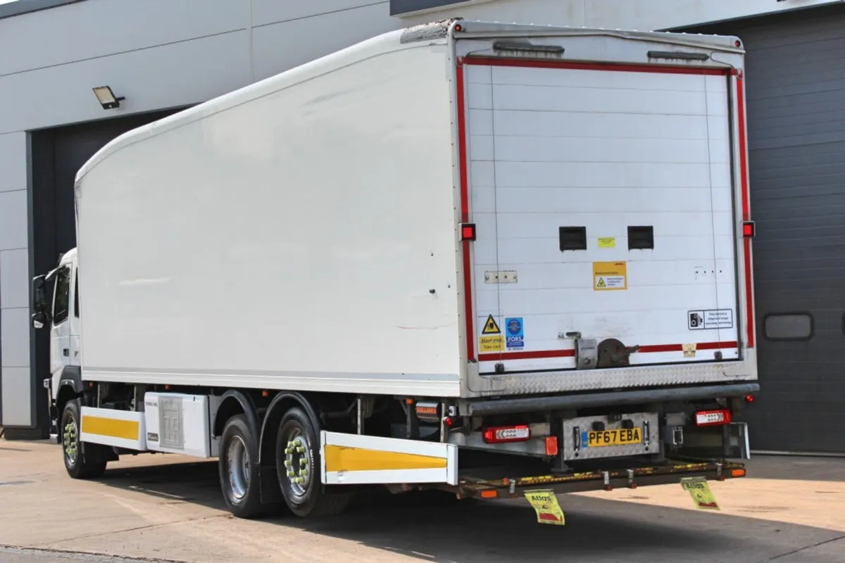 2018 VOLVO FM-330 6X2 FRIDGE LORRY - Image 4
