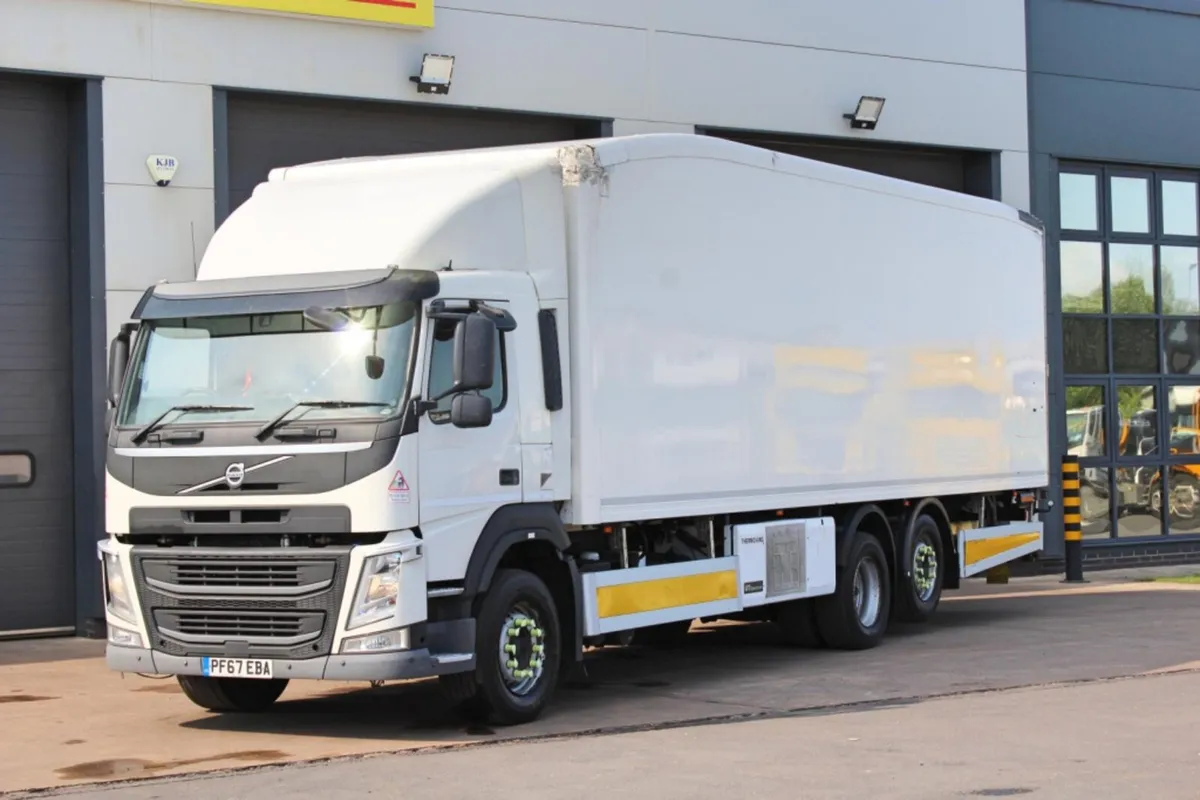2018 VOLVO FM-330 6X2 FRIDGE LORRY - Image 3
