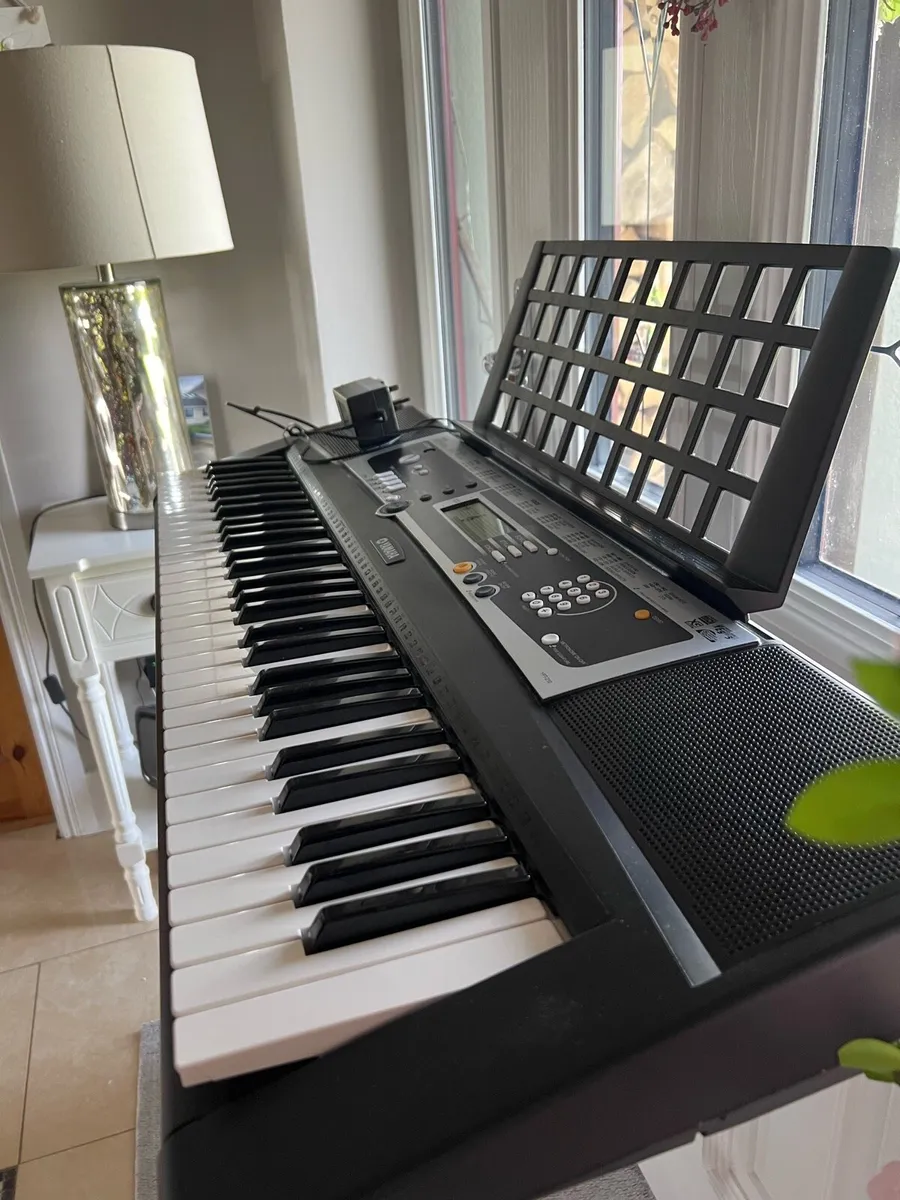 Yamaha YPT -210 Keyboard - Image 2