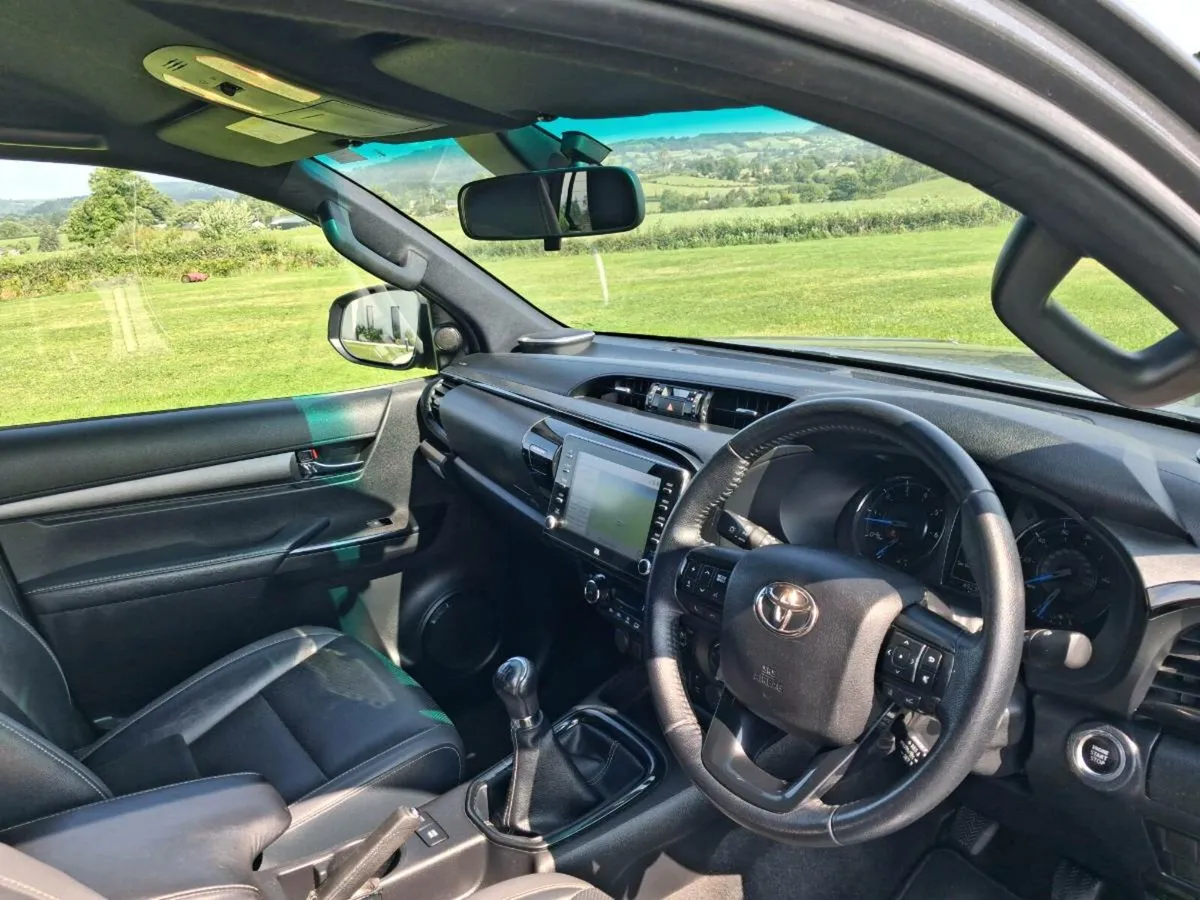 Toyota Hilux Invincible X - Image 4