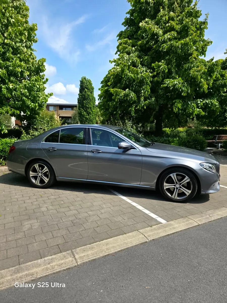 Mercedes Benz E - Class (E220) - Image 4