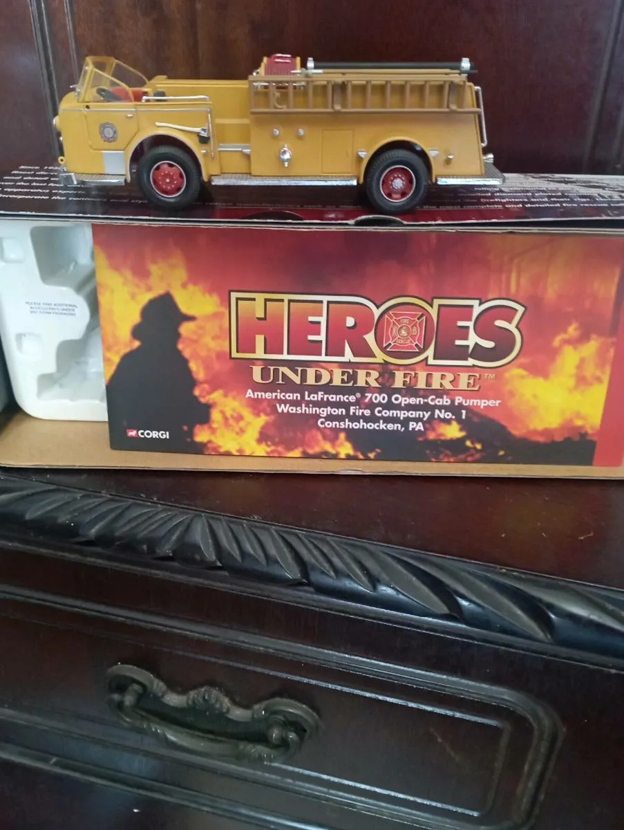 CORGI HERE'S UNDER FIRE ENGINE 🚒 . - Image 2