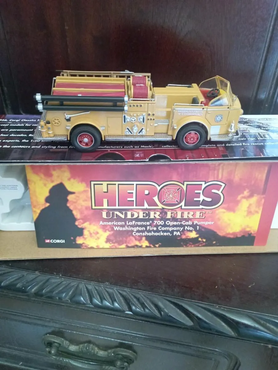 CORGI HERE'S UNDER FIRE ENGINE 🚒 . - Image 3