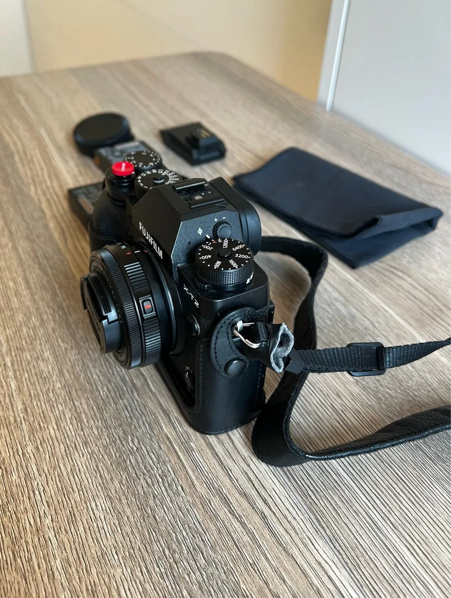 Fujifilm XT2 + 27mm Lens WR + 3 Batteries + 256gb - Image 3