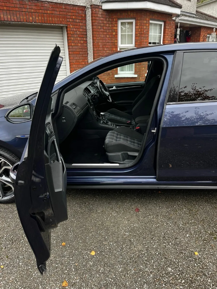 Volkswagen Golf GTE 1.4 Petrol / Plug-in Hybrid - Image 4