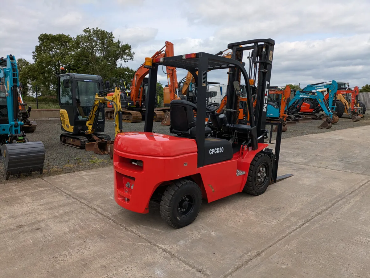 LGCM 3 Tonne Forklift - Image 3