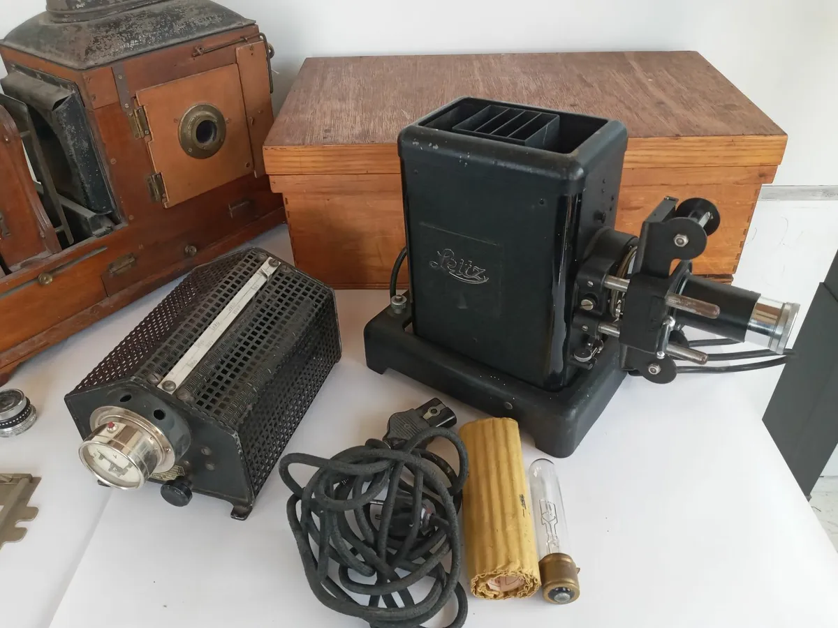 Joblot of 3 Old Projectors and 1 Transformer - Image 4