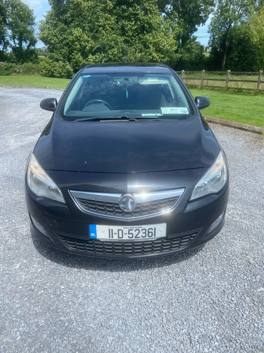 2011 Black Vauxhall Astra - Image 2