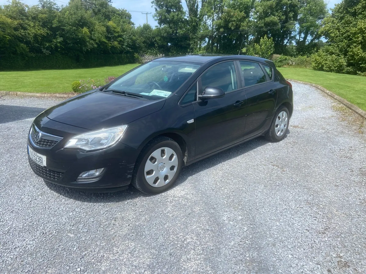 2011 Black Vauxhall Astra - Image 3