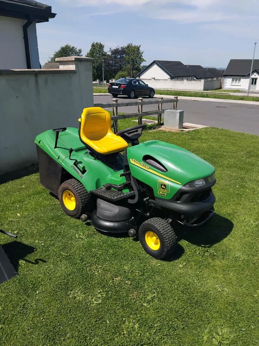 Ride on lawnmower - Image 1