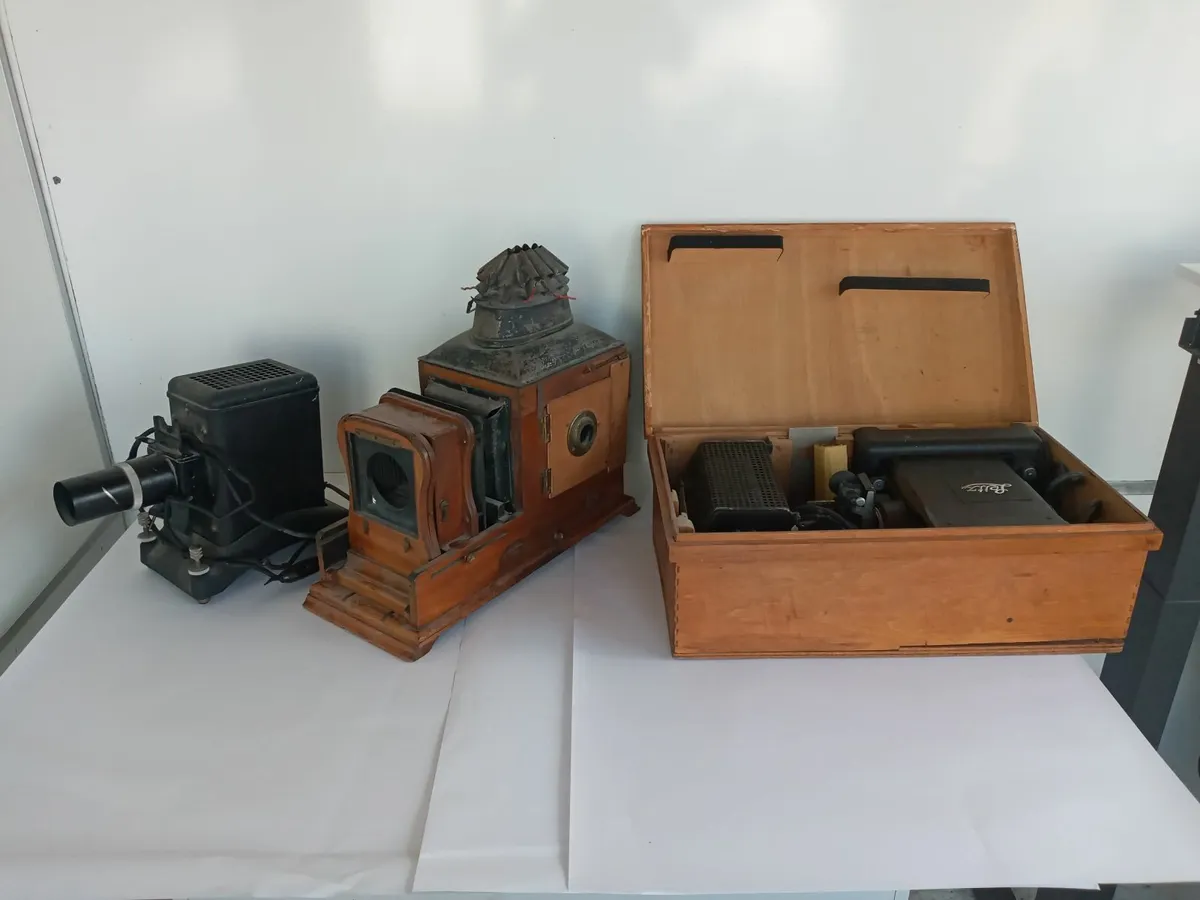 Joblot of 3 Old Projectors and 1 Transformer - Image 2