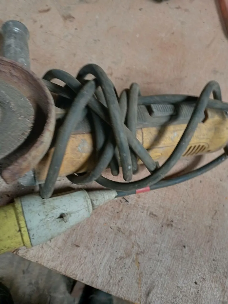 Chainsaws and powertools - Image 1