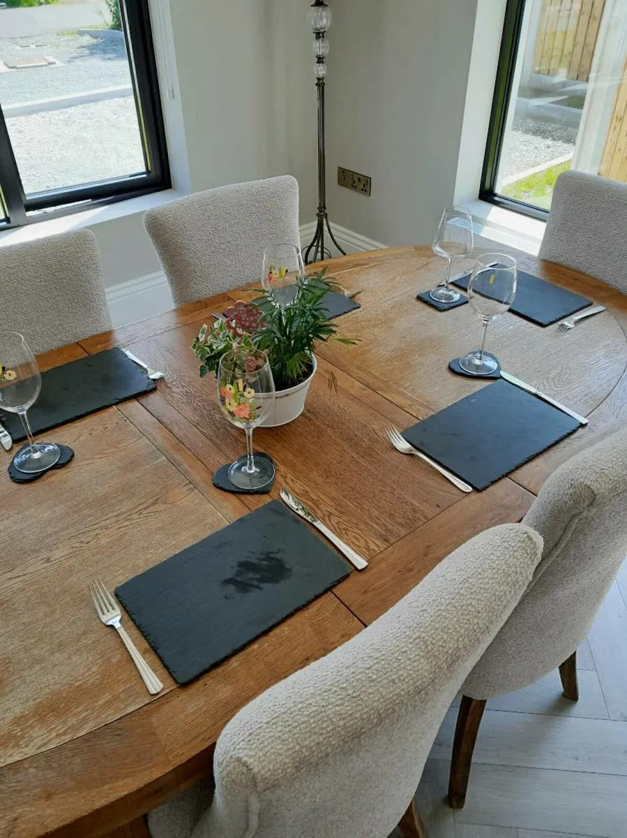 Table and chairs - Image 2