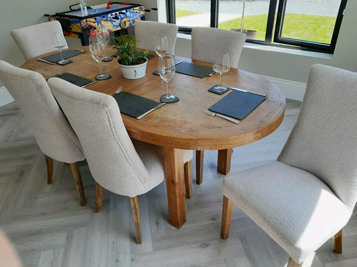 Table and chairs - Image 3