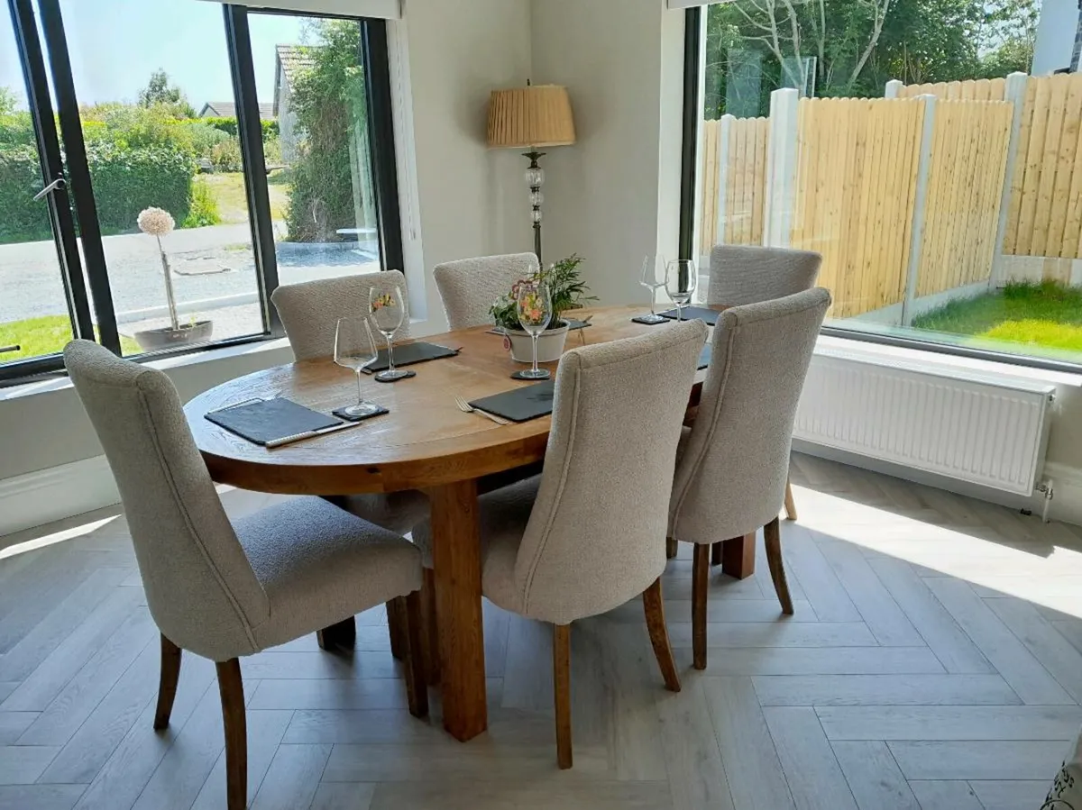 Table and chairs - Image 1