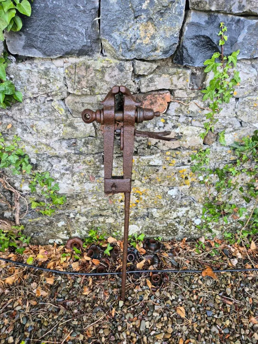 forged blacksmiths leg vice - Image 1
