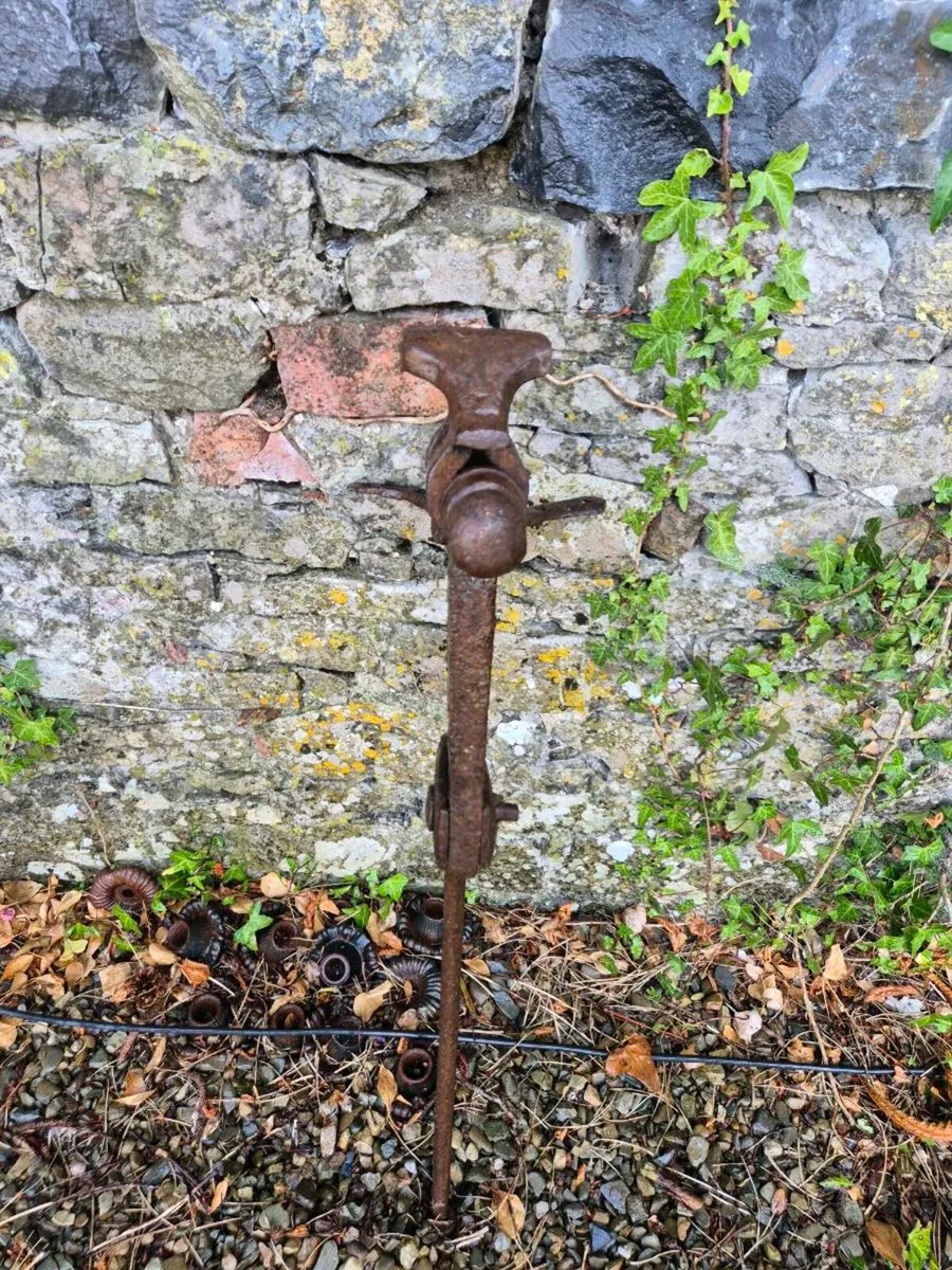 forged blacksmiths leg vice - Image 2