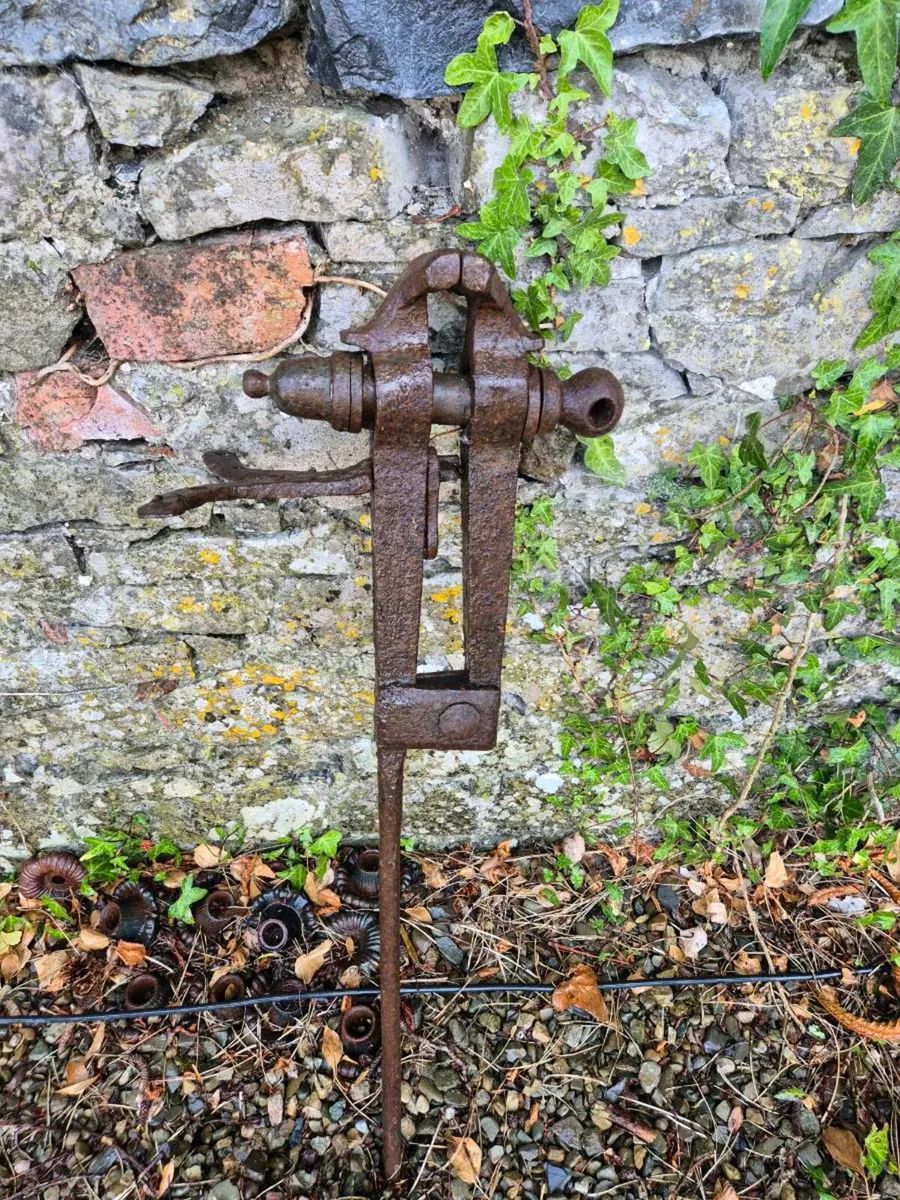 forged blacksmiths leg vice - Image 3