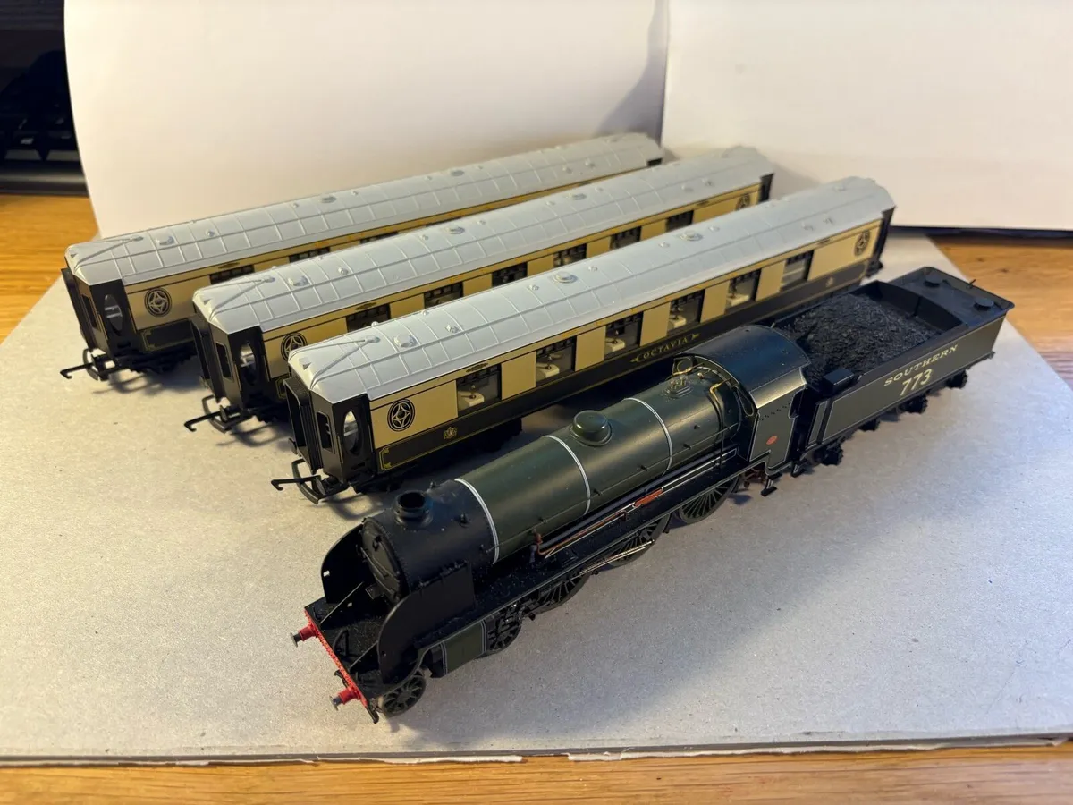 Hornby R2797M "The White Pullman" train pack - Image 1