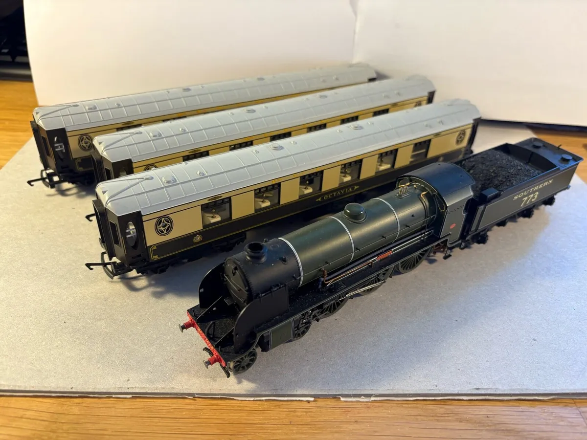 Hornby R2797M "The White Pullman" train pack - Image 2
