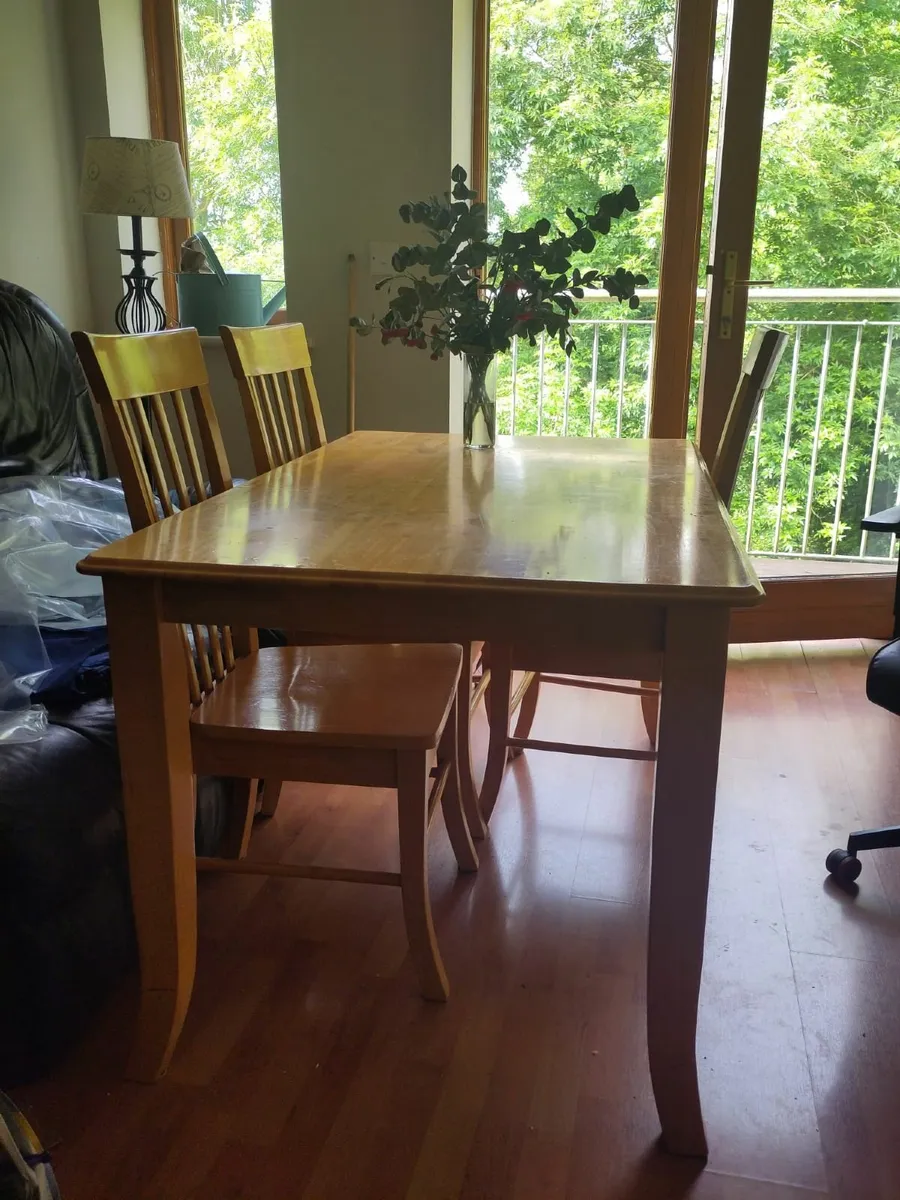 Table and chairs - Image 1