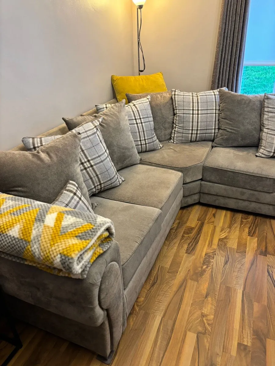 L-Shaped Corner Sofa – €500 - Image 2